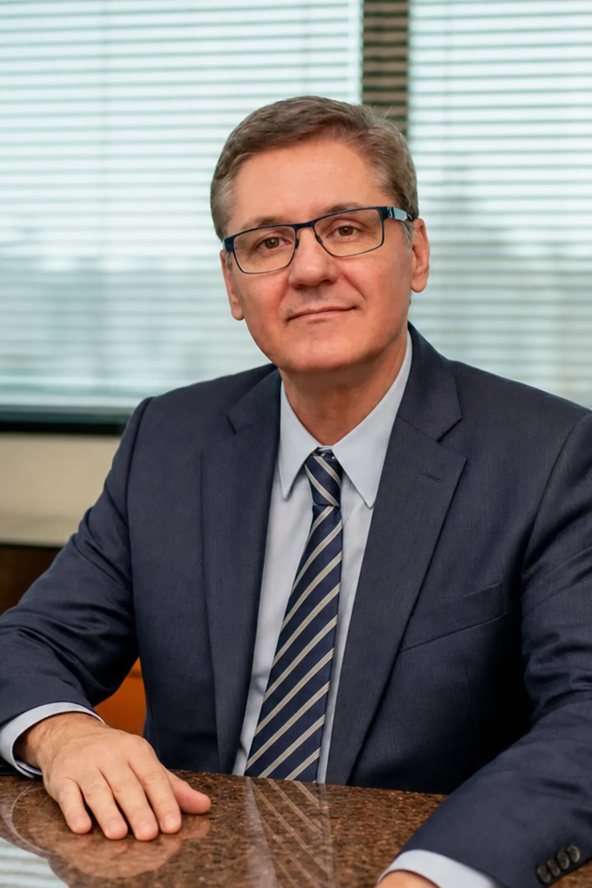 Dr. André Sobierajski dos Santos em seu consultório em Florianópolis